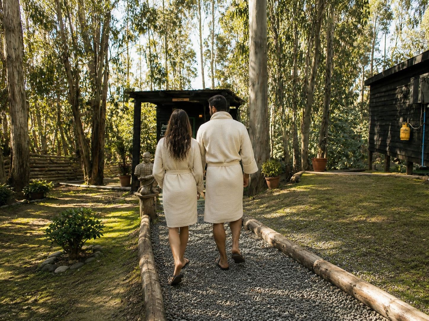Pareja caminando por el bosque